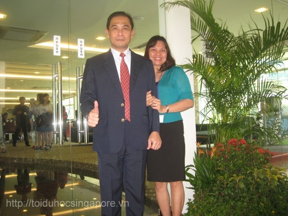 Tác giả bài viết - nhân viên Công ty tư vấn du học Du Học Singapore - chụp ảnh kỷ niệm cùng với thầy Poh Lee Guan